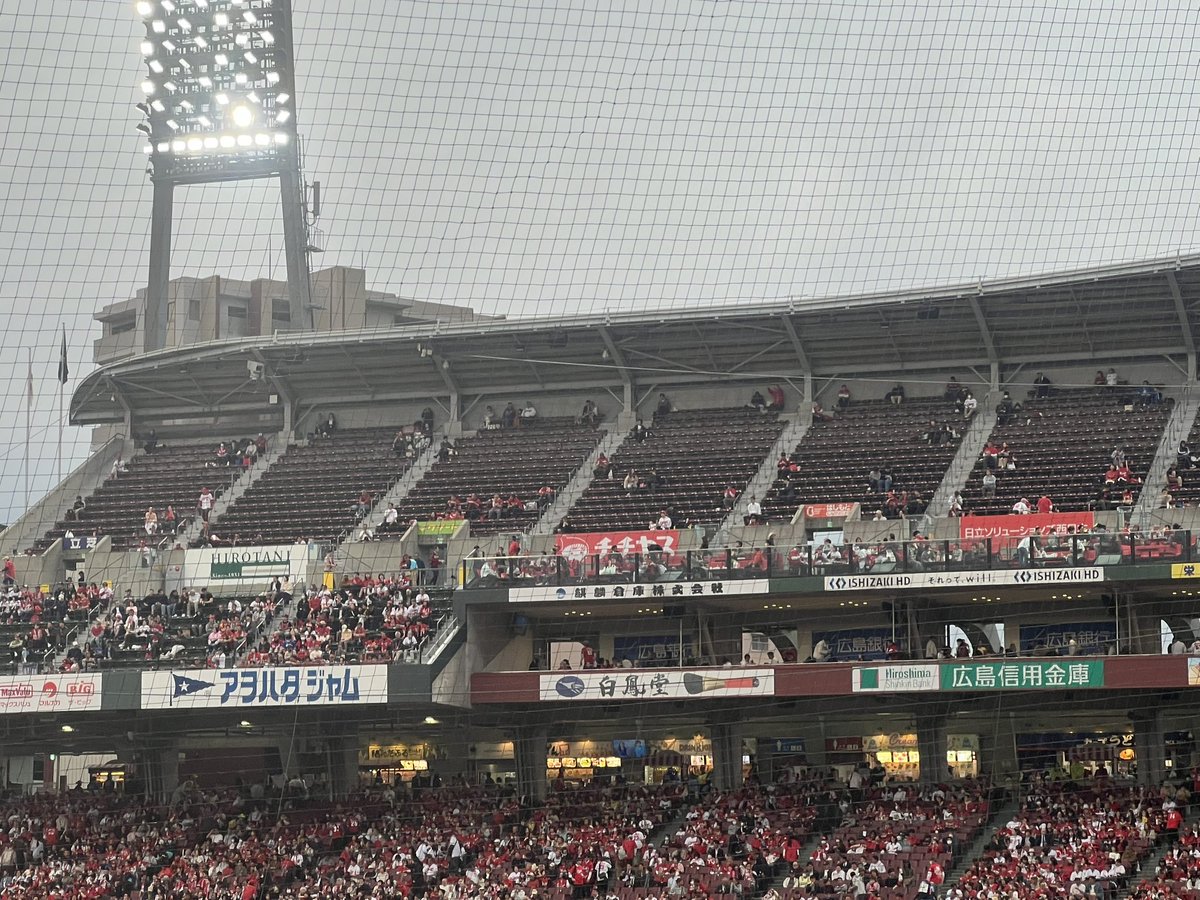 3170335ks's tweet photo. 広島遠征。空いてる、、、 https://t.co/3cN4uTXmGM