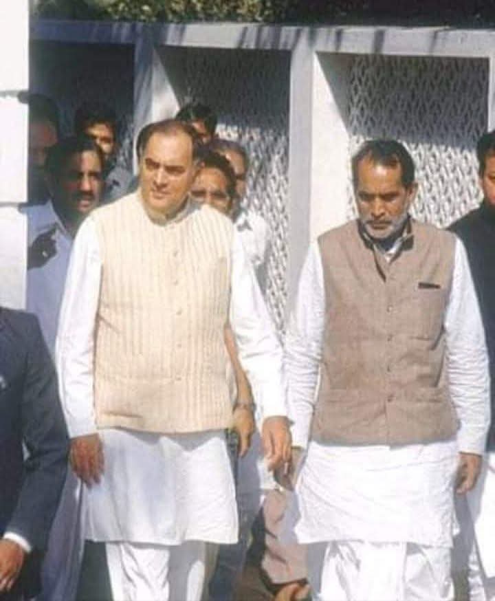 सिद्धांतों से कभी समझौता न करने वाले 'युवा तुर्क' पूर्व प्रधानमंत्री चन्द्रशेखर जी की जयंती पर उन्हें विनम्र श्रद्धांजलि। 

सत्ता के बजाय जन-सरोकारों को प्राथमिकता देने वाले चन्द्रशेखर जी ने राजनीति में नैतिकता और बेबाकी की मिसाल कायम की। 
अन्याय के विरुद्ध संघर्ष हो या संसद में