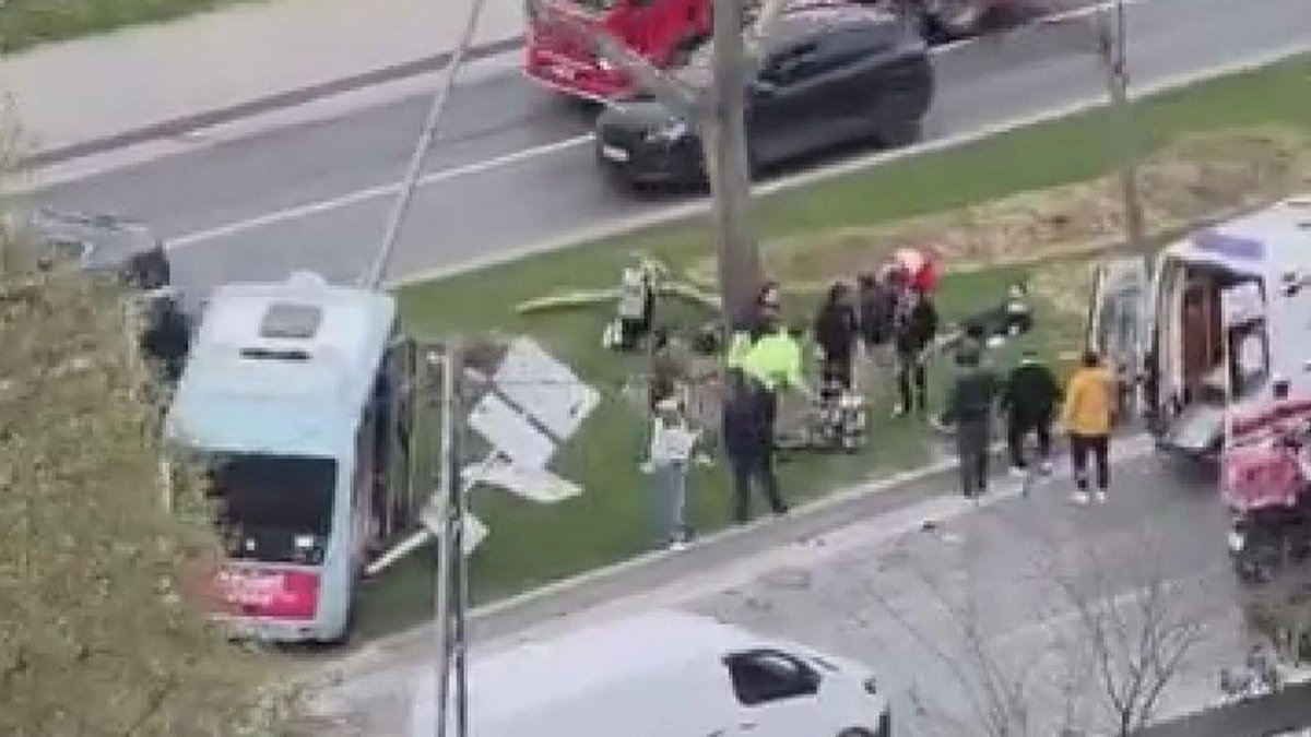 haber3com's tweet image. İstanbul’un Beyoğlu ilçesinde meydana gelen trafik kazasında, bir otomobilin çarptığı yolcu minibüsünün savrularak refüje çıkması sonucu 5 kişi yaralandı. Kaza nedeniyle bölgede trafik… haber3.com/foto-galeri/ha… #İstanbul #Beyoğlu #trafikkazası #yaralılar #trafikyoğunluğu