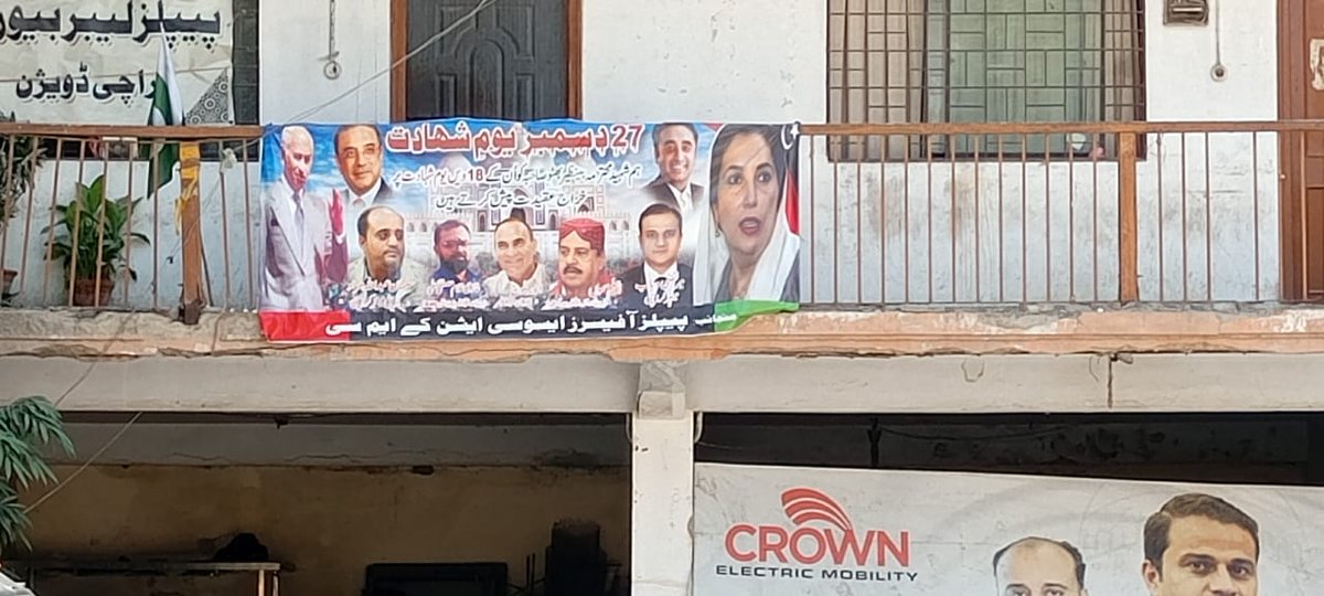 Saifuddin_Adv's tweet photo. کھمبوں پر لگے "حق دو کراچی کو" اور "کراچی کو صاف کرو" کے بینرز مرتضٰی وہاب کو اتنے خلاف قانون لگے کہ چھاپنے وَالوں کو دھمکیاں دینے پر اتر آئے...
لیکن کےایم سی کی عمارت پر لگے یہ بینرز چیخ چیخ کر ان کی منافقت اور ڈھٹائی کی گواہی دے ریے ہیں..
کیا یہ کسی کے اباجی کی بلڈنگ ہے؟ https://t.co/Lo09gZ4z9u