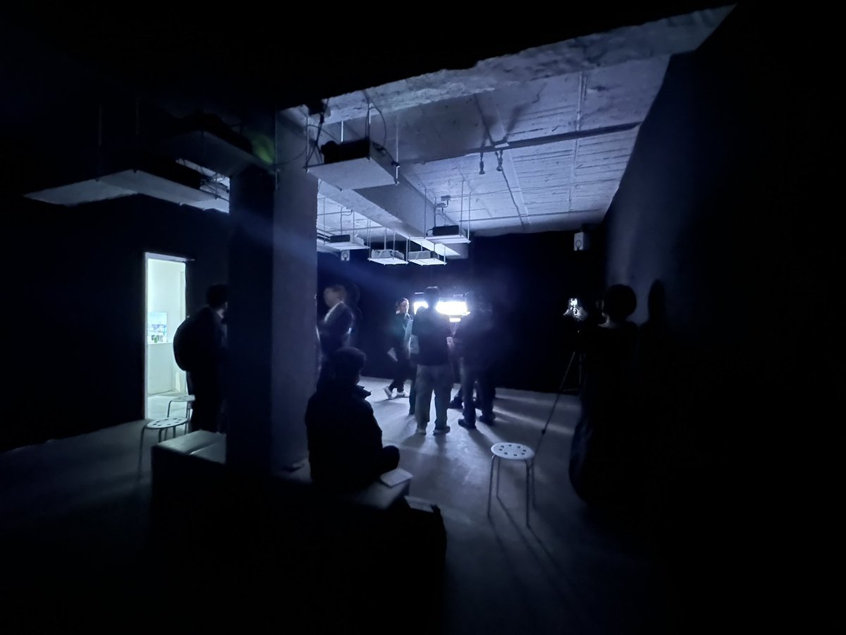 今日から古澤龍の個展"Passing"をやってます at NEORT++.

撮影された映像とその時間をずらされた画面、リアルタイムで生成される音。
映像が流れる平面のスクリーンから奥行きを感じる作品だと思います。

4/26まで。