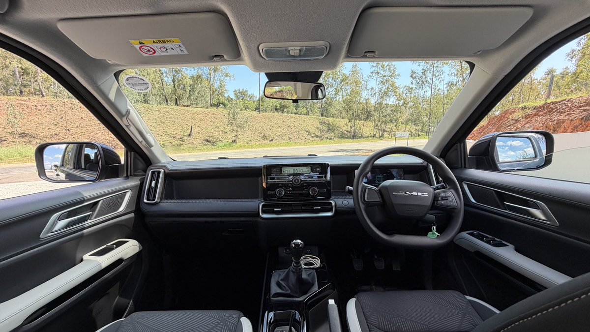 khuleonwheels's tweet photo. Yesterday we spent some time with the new JMC Vigus. In terms of looks, it’s pretty straightforward, with a boxy, upright stance. Inside, it’s quite simple. You get a touchscreen and a digital cluster (for the auto 4x2 and 4x4), but the focus is clearly on…
#JMCSA #JMCVigus https://t.co/DnFd5arRSY
