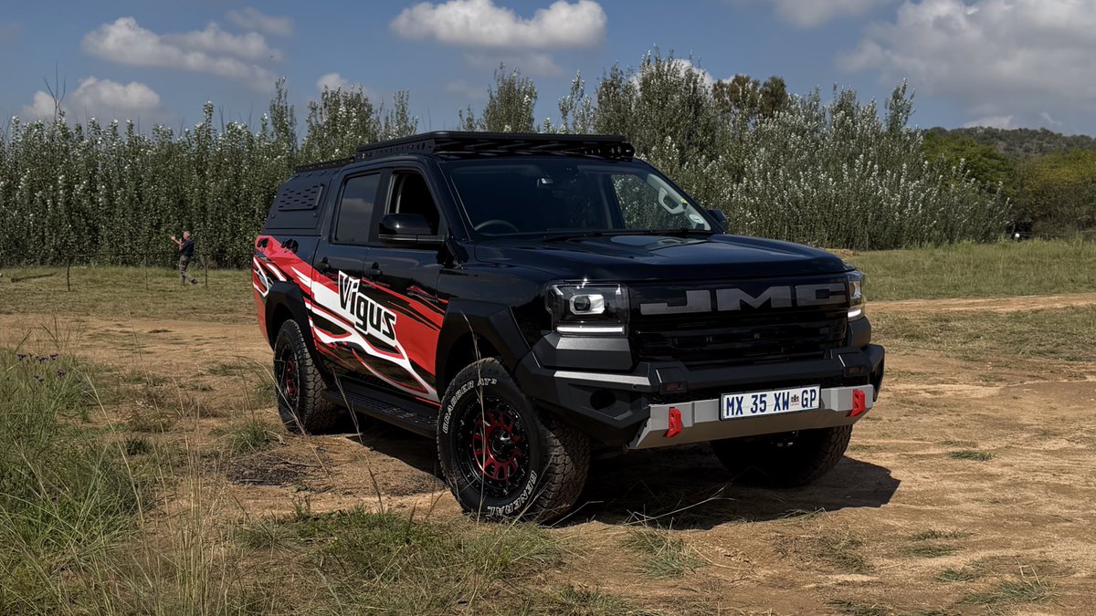 khuleonwheels's tweet photo. Yesterday we spent some time with the new JMC Vigus. In terms of looks, it’s pretty straightforward, with a boxy, upright stance. Inside, it’s quite simple. You get a touchscreen and a digital cluster (for the auto 4x2 and 4x4), but the focus is clearly on…
#JMCSA #JMCVigus https://t.co/DnFd5arRSY
