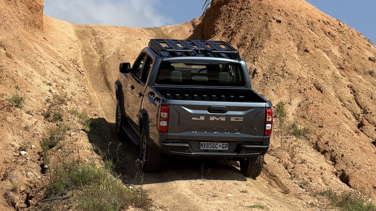khuleonwheels's tweet photo. Yesterday we spent some time with the new JMC Vigus. In terms of looks, it’s pretty straightforward, with a boxy, upright stance. Inside, it’s quite simple. You get a touchscreen and a digital cluster (for the auto 4x2 and 4x4), but the focus is clearly on…
#JMCSA #JMCVigus https://t.co/DnFd5arRSY