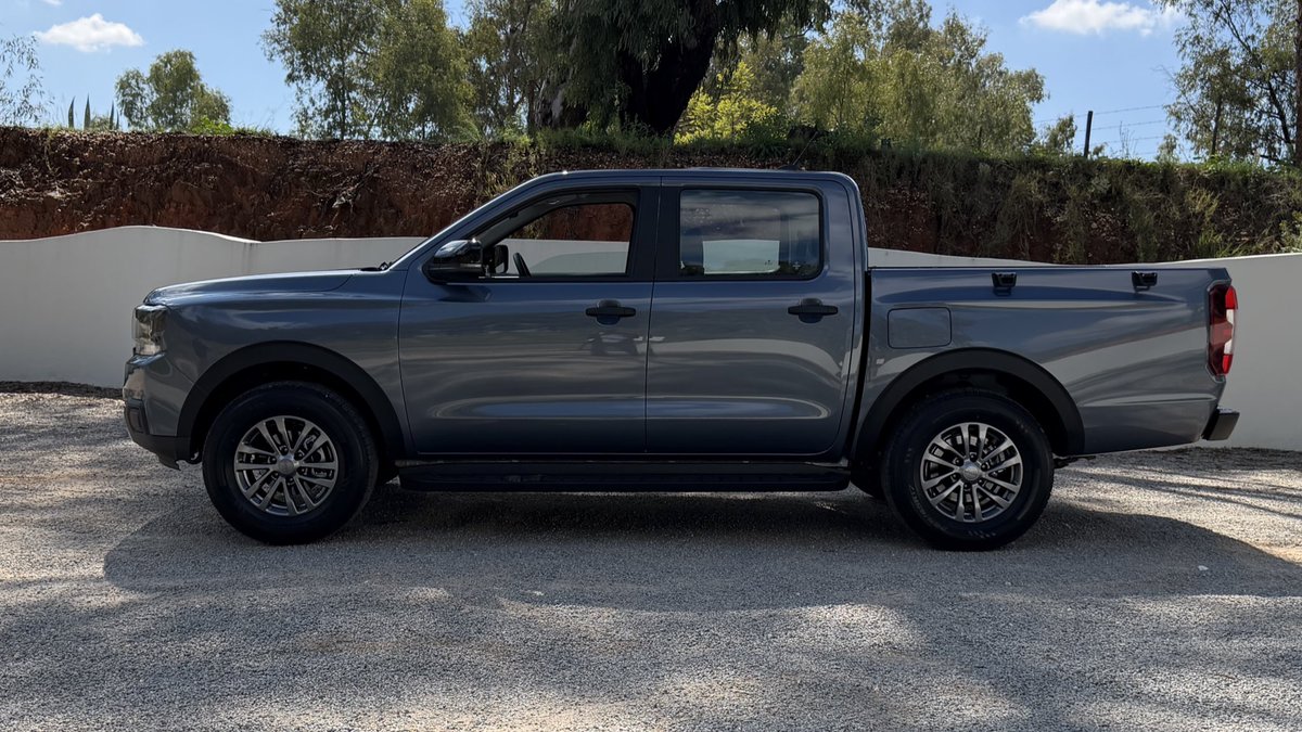 khuleonwheels's tweet photo. Yesterday we spent some time with the new JMC Vigus. In terms of looks, it’s pretty straightforward, with a boxy, upright stance. Inside, it’s quite simple. You get a touchscreen and a digital cluster (for the auto 4x2 and 4x4), but the focus is clearly on…
#JMCSA #JMCVigus https://t.co/DnFd5arRSY