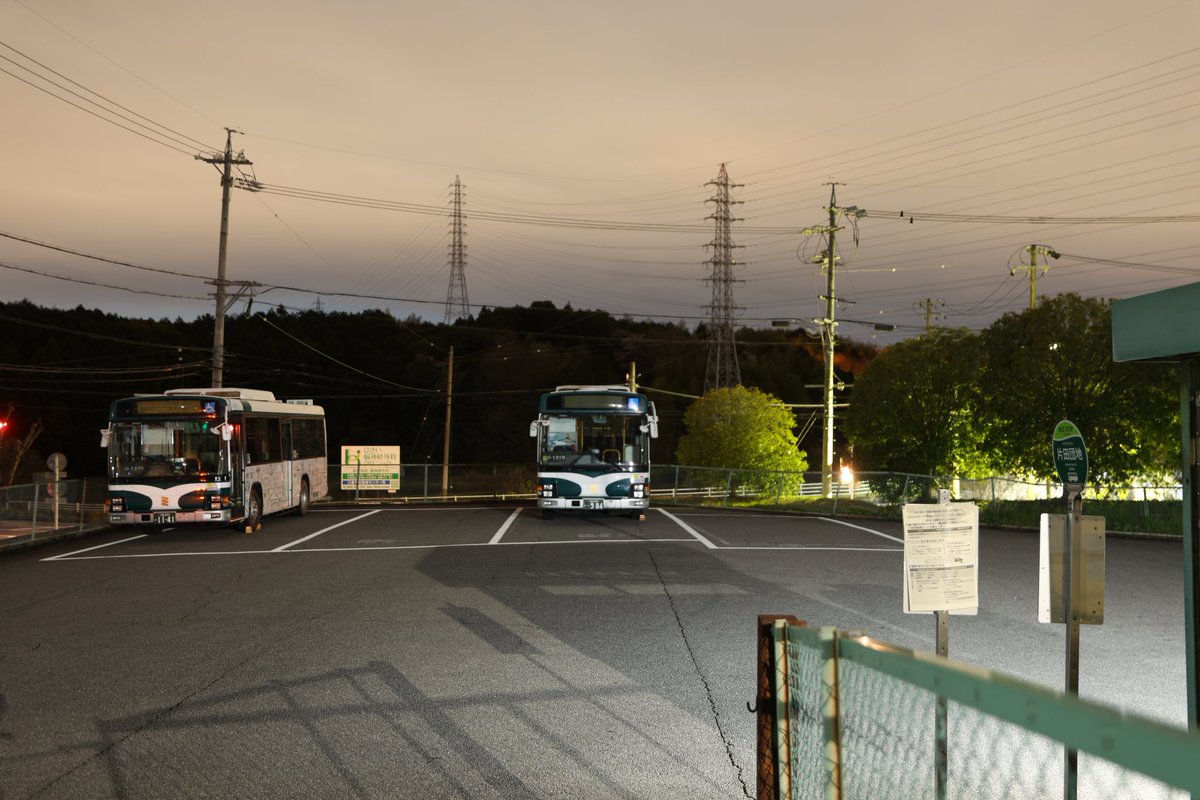 max3056F's tweet photo. 三重交通　片田団地車庫
@三重県津市片田新町
団地の端に設けられた車庫で、周囲には工場も多く立地しています。敷地には余裕があり2台が駐在します。 https://t.co/cgS3vpNmjT
