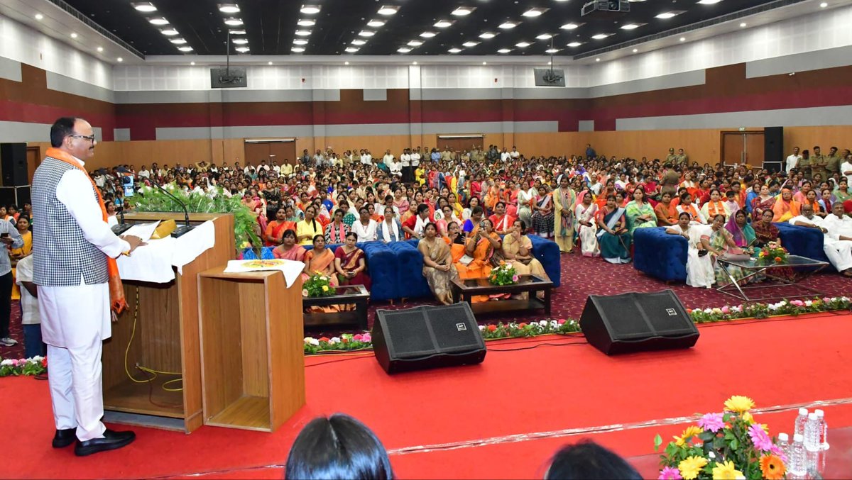 उप मुख्यमंत्री श्री <a href="/brajeshpathakup/">Brajesh Pathak</a> एवं पूर्व केन्द्रीय मंत्री श्रीमती <a href="/smritiirani/">Smriti Z Irani</a> ने वाराणसी में नारी शक्ति वंदन अधिनियम अभियान के अंतर्गत आयोजित टाउन हॉल कार्यक्रम को सम्बोधित किया। 

#NariShaktiVandan