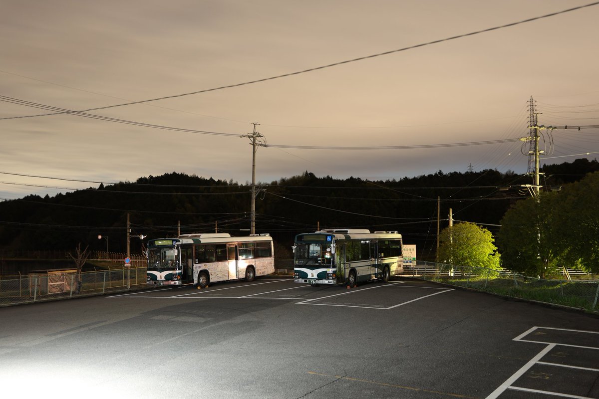 max3056F's tweet photo. 三重交通　片田団地車庫
@三重県津市片田新町
団地の端に設けられた車庫で、周囲には工場も多く立地しています。敷地には余裕があり2台が駐在します。 https://t.co/cgS3vpNmjT