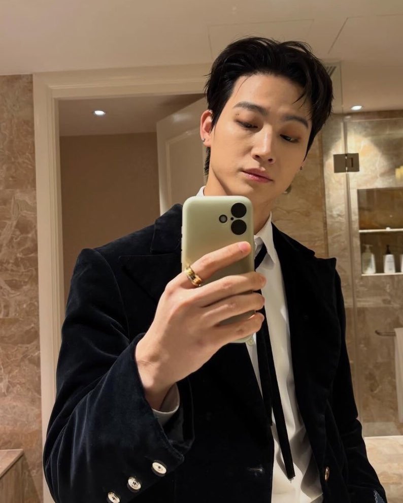 เป็นประธานค่ายที่หล่อที่สุด 🫠
#JAYB <a href="/defjaybkr/">JAY B</a> #528hzkr
