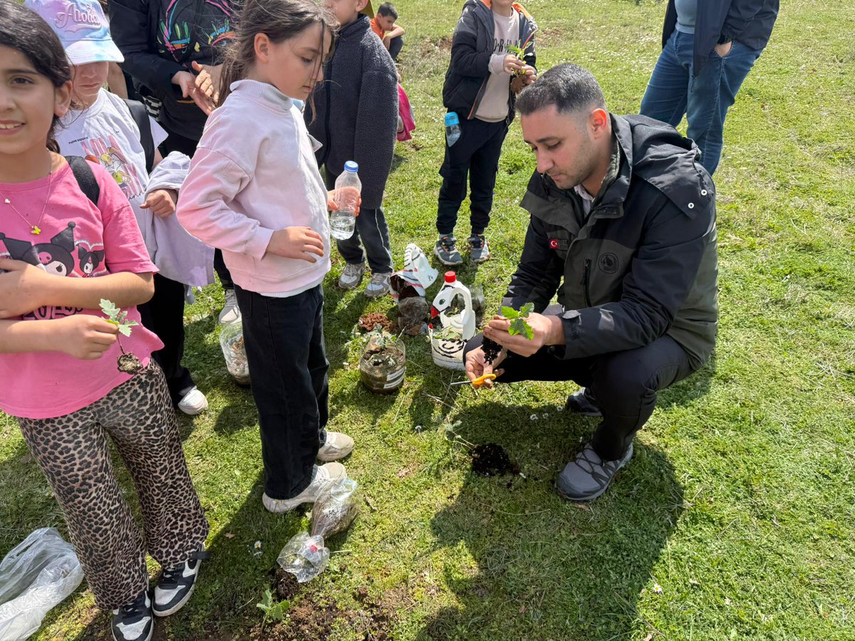 bursaobm's tweet image. 🧒🌱Ormanların önemini anlattığımız okul  ziyaretlerinde, Bozüyük'lü öğrenciler "Yeşil Vatanımıza daha çok fidan dikmeliyiz" dedi. Bozüyük Orman İşletme Şefleri seferber oldu. 
#OGM
#YeşilVatan
#AğaçlandırmaSeferberliği