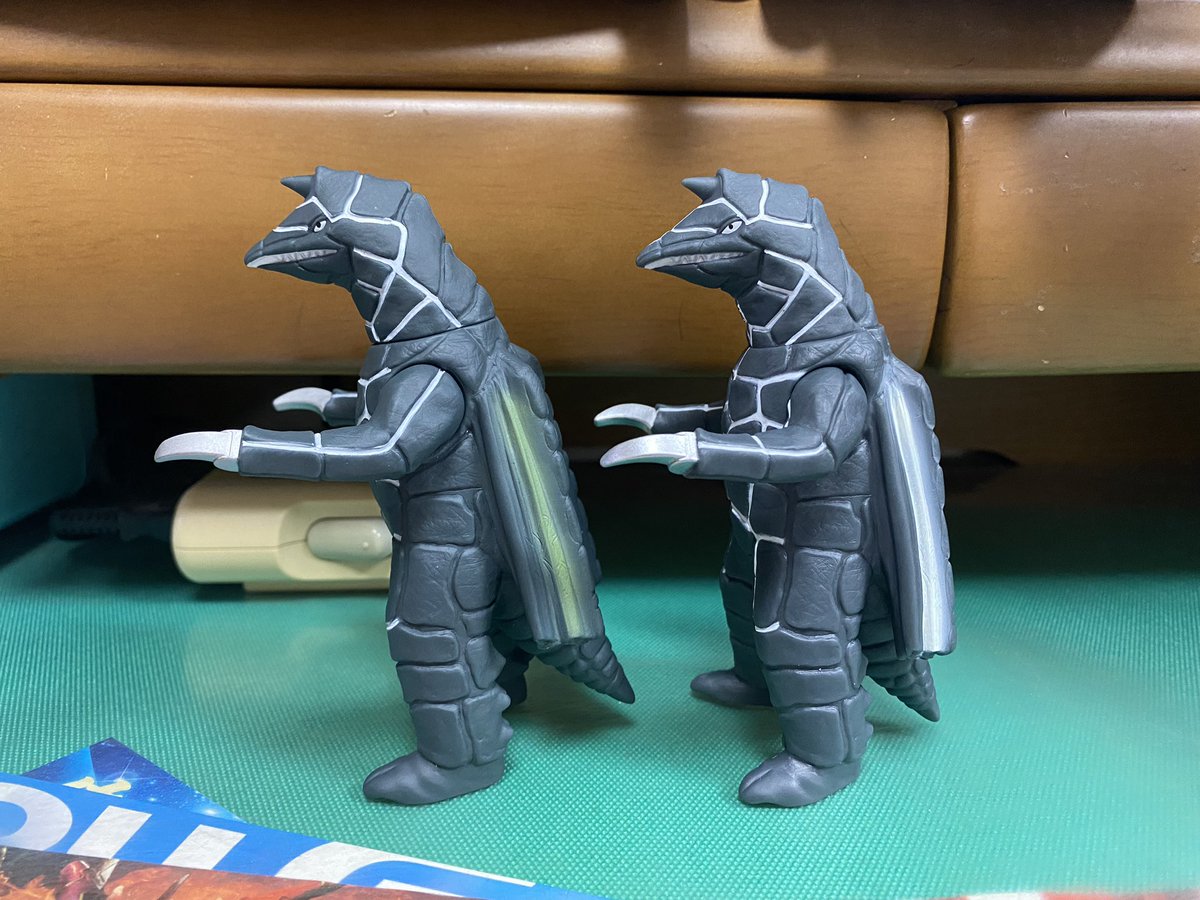 再販版ドラコのソフビ、左がギンガの時の初版で右が今回の再販版ですね