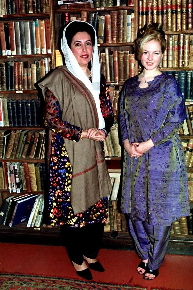 YaHayyoYaQayuum's tweet image. @BBhuttoZardari @AseefaBZ @BakhtawarBZ

In 1977, SMBB became Oxford Union's 1st Asian President. In 2000, President Lucy Aitkens invited her as a role model. Her historic speech on "Islam &amp;amp; the West" remains a landmark in Oxford's legacy.🇵🇰✨ #SMBB #Legacy #OxfordUnion