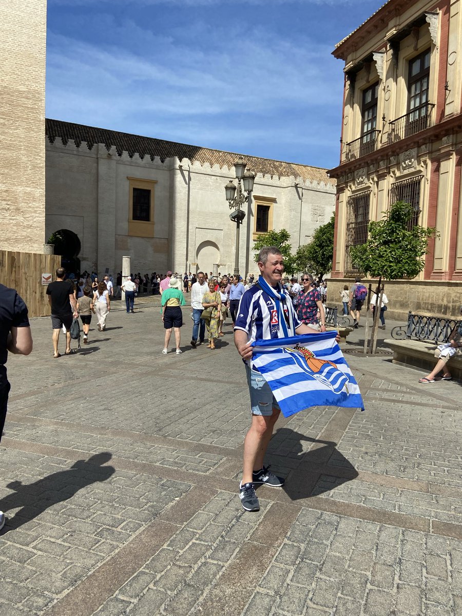 GonzaloPalafox's tweet photo. 📍Ya estamos en Sevilla

Mañana toca Final de Copa
#AtletiReal 👑👑👑

@Radioestadio 
@RadioestadioN 
@OndaCero_es https://t.co/AKGs2P9ODr