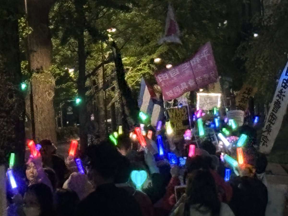 スパイ防止法に反対する声を議員会館前より上げてます
国会図書館までスピーカーが配置され
今夜も国会周辺がキラキラしてます
旗竿も少し光らせてみました