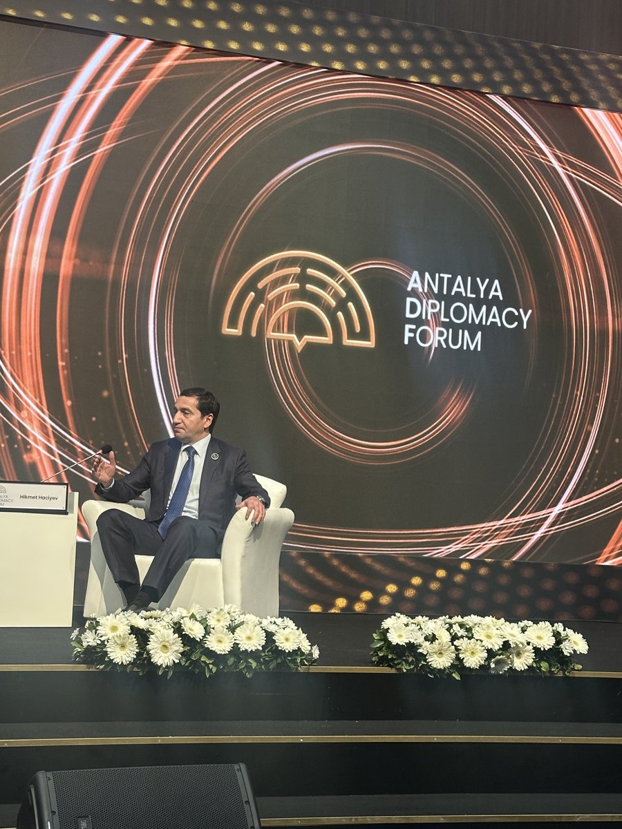 aygunattar1's tweet image. #ADF
Sayın 
#HikmetHacıyev
mükemmel anlatımı 
isabetli mesajları 
diplomatik öngörüsü   ile yaptığı konuşmada  
Azerbaycan devlet başkanı 
Muzaffer Ali baş kumandan @azprezident 
sayın Aliyev’in yürüttüğü başarılı dış politikayı  her kesin anlayacağı üslubla anlattı ..
Tüm