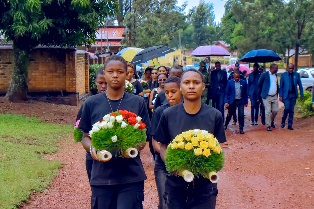 NgomaDistrict's tweet photo. #Kwibuka32: Uyu mwanya, ku Rwibutso rwa Jenoside rwa Bare/Mutenderi hari kubera igikorwa cyo kwibuka abatutsi barenga 4,000 bahashyinguye bishwe taliki 17 Mata 1994 bari bahungiye muri Kiliziya ya Bare baturutse mu bice byari bigize Komine Bare ubu ni mu Murenge wa Mutenderi. https://t.co/EcPG9cf9A9