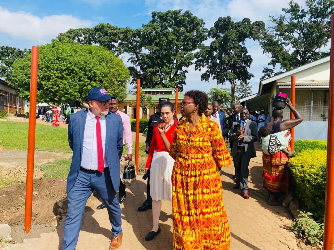 🇺🇸 <a href="/USEmbassyUganda/">U.S. Embassy Uganda</a> with the <a href="/MinofHealthUG/">Ministry of Health- Uganda</a> and <a href="/GlobalFund/">The Global Fund</a> launch @GileadScience lenacapavir in Uganda — a groundbreaking HIV prevention injection taken only twice a year that averts nearly 100% of new infections.