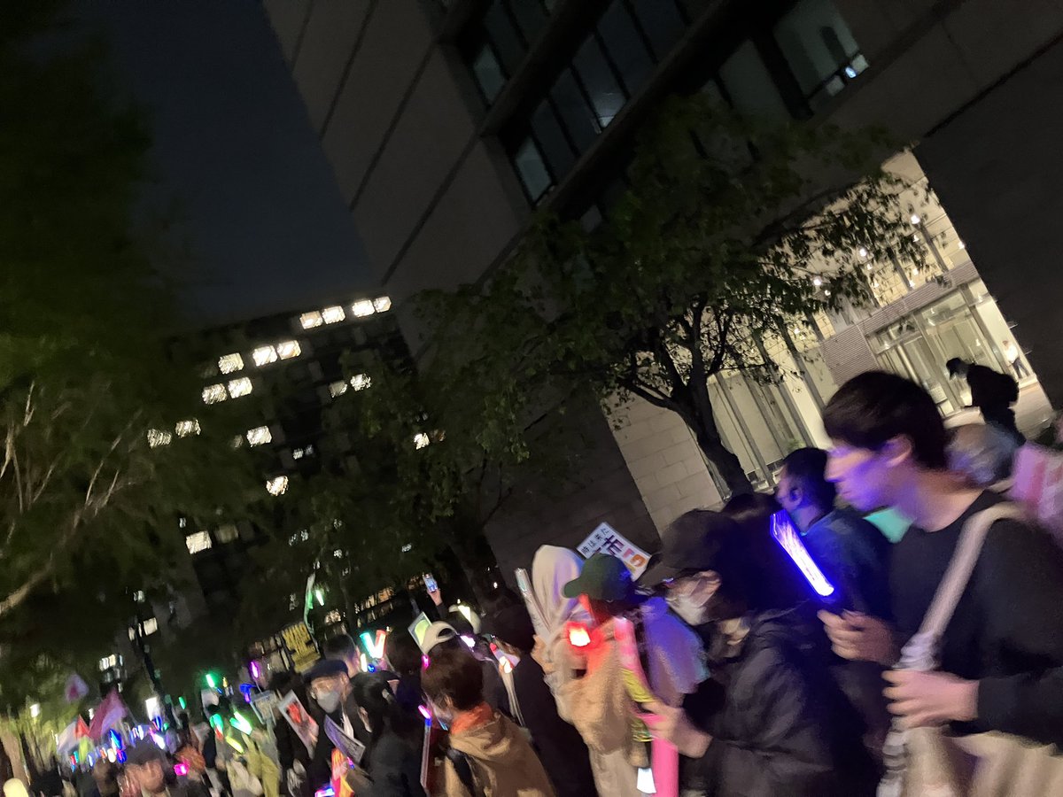 監視国家に繋がる戦争準備の法案に危機感を持った人たちが国会図書館の方まで集まっています！

『市民総監視のスパイ防止法・国家情報局法案反対！4･17議員会館前ペンライト行動』

#議員会館前ペンライト行動0417
#国家情報局法案反対 
#スパイ防止法は現代の治安維持法