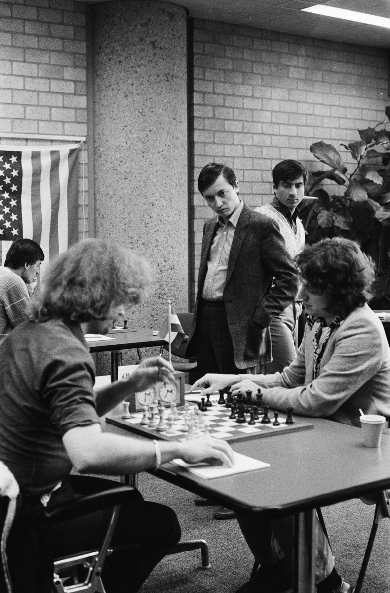 dgriffinchess's tweet image. Amsterdam IBM, Round 7, 23rd May 1981.
Left to right: Kick Langeweg (Netherlands), Tony Miles (England), Anatoly Karpov (USSR), Ljubomir Ljubojević (Yugoslavia), Jan Timman (Netherlands).
(📷: H. van Dijk/ANEFO, via nationaalarchief.nl.) #chess
