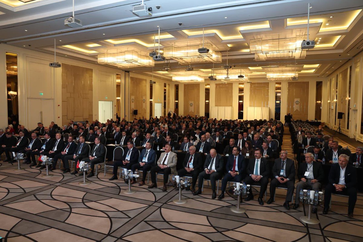 Enerji Kentleri Birliği Olağan Meclis Toplantı’mızı Hamdolsun büyük bir birlik ve beraberlik içerisinde tamamladık.

Şahsımıza duyulan güveni bir kez daha tazeleyen, destekleriyle bizlere güç veren kıymetli belediye başkanlarımıza ve değerli meclis üyelerimize yürekten teşekkür