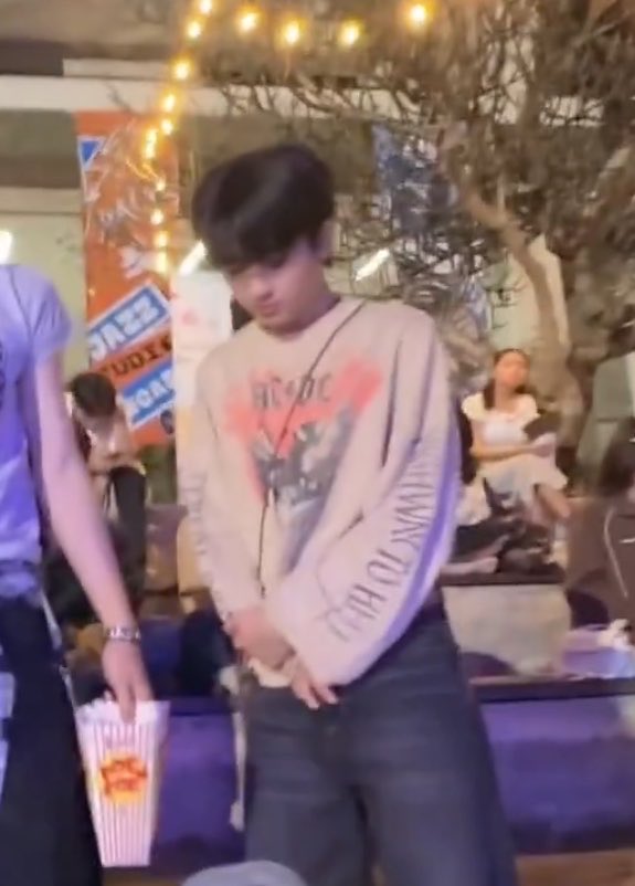 เอ็นดูงะ ป๊อบคอร์นหกแล้วแทบไม่กล้าขยับตัวเลย ยืนกุมมือด้วยซ้ำ 🥺