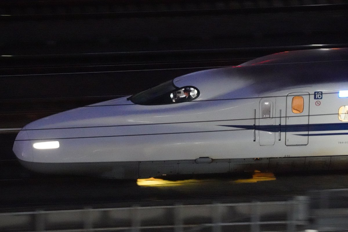 Out_of_serviceJ's tweet photo. さよなら
N700a X53編成
冬季の暗い時間に撮影すると台車の投光器が目立って分かりやすかったです。
お疲れ様でした。 https://t.co/yI4u3rijJV