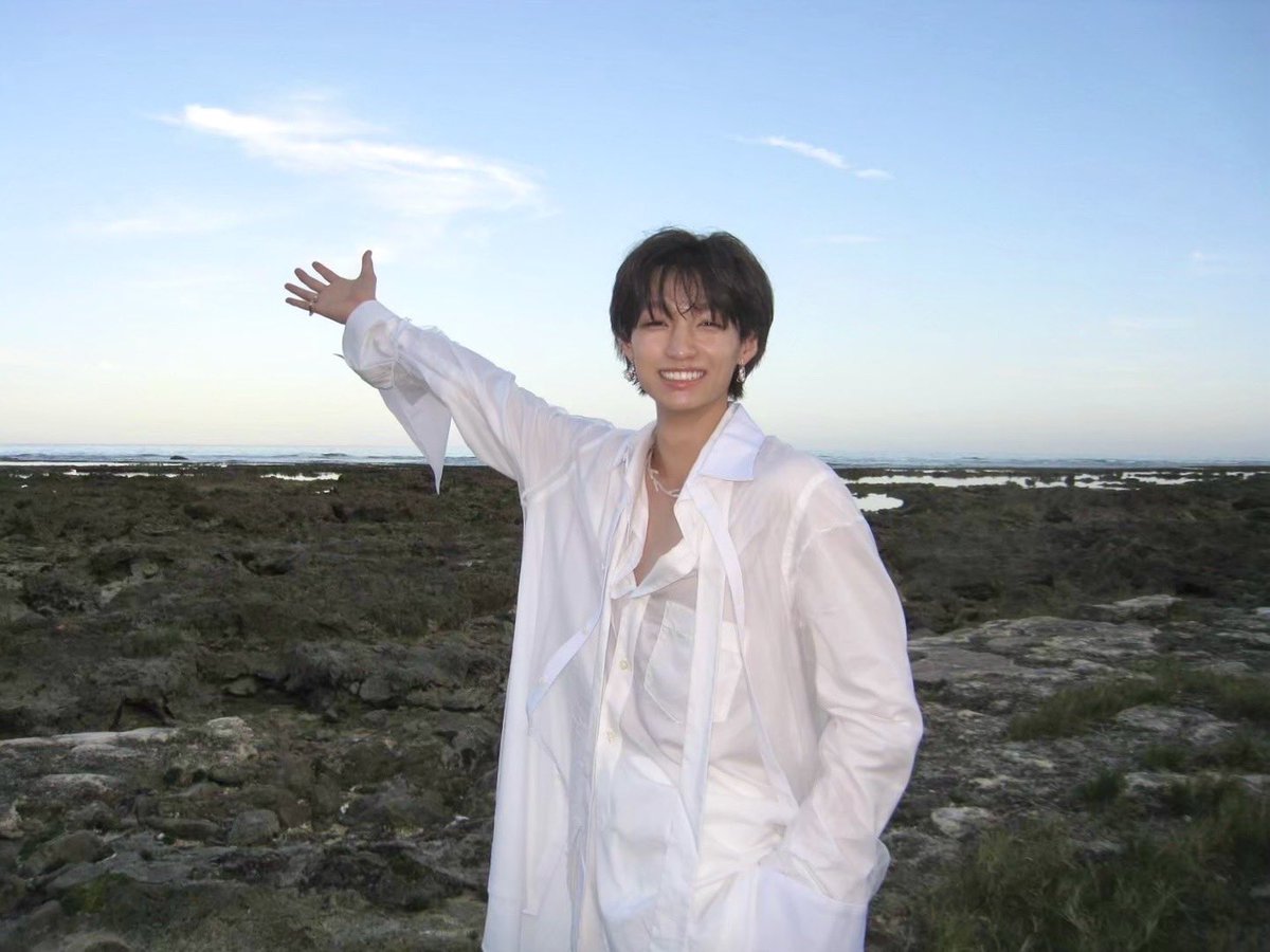 shigariku_mg's tweet photo. ＼＼＼本日発売／／／

ついに！
志賀李玖1st写真集｢遊色｣が
発売となりました🥳

一人でも多くの皆さまに
届きますように💫

HMV&amp;BOOKS SHIBUYAさま、
TSUTAYA EBISUBASHIさまにて
発売記��パネル展も開催中です！

明日からのイベントも
よろしくお願いいたします🙌

#志賀李玖
#遊色

@rkshg_1st https://t.co/q0qvqnK3mH