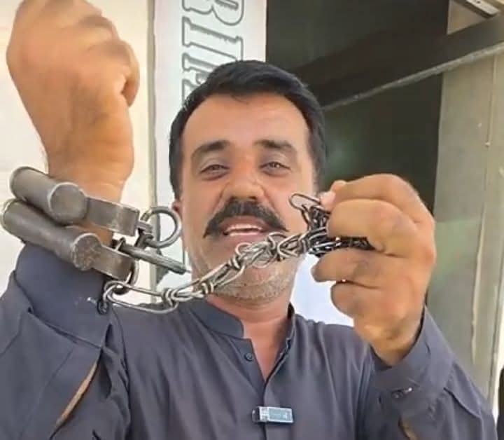 ArbabAmbreen's tweet image. تعليمي ادارا بند، ٻار مستقبل کان محروم، ۽ جيڪو سندن حق لاءِ آواز اٿاري ٿو ان تي ڪوڙا ڪيس؟ هي انصاف نه، ظلم آهي. ڪائونسلر گلشير کوسو جي گرفتاري قابل مذمت آهي. اسڪولن لاءِ استاد گهرڻ جرم ناهي، پر حق آهي. ✊📚💔
#JusticeForGulsherKhoso #SaveEducation #Sindh