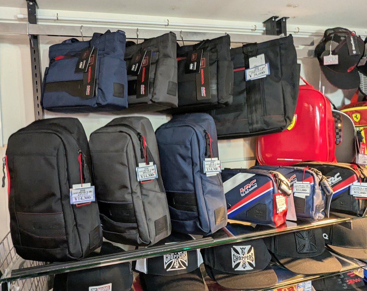 motorsports_cw's tweet photo. ノイインテレッセ × HRC
2026年コレクション店頭入荷!!😆
新生活の新たな相棒にいかがですか?
店頭でぜひ手に取って見て!!😊
商品詳細はページはコチラ🔽
https://t.co/aHAt3pDoUg
#F1グッズ #f1jp #モータースポーツグッズ #名古屋駅 #エスカ地下街 #neuinteresse #hondaracing #車好き https://t.co/u5AKEFqtdu