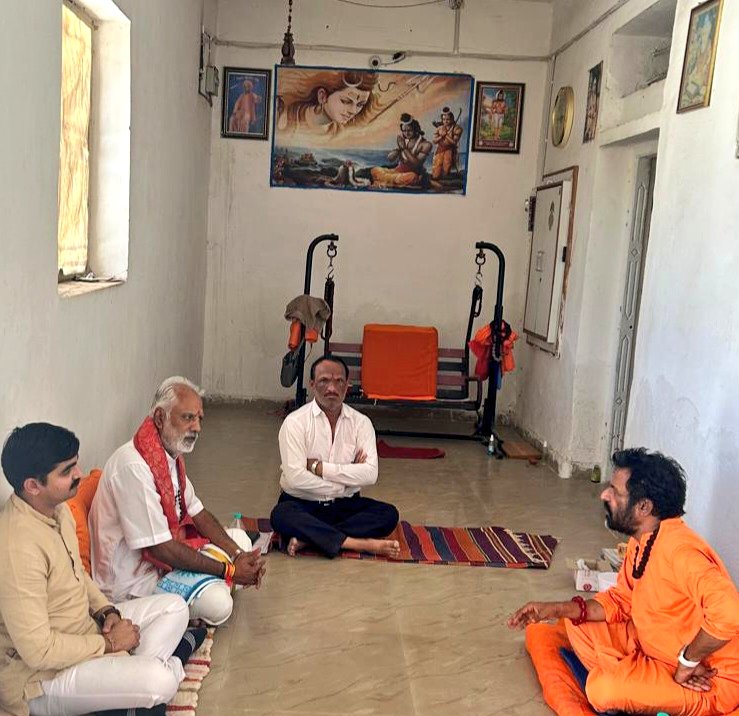 મતદાનની તાકાતને ઉજાગર કરતો સબળ સંદેશો લઈ ને સંત સાંનિધ્ય સંધાને નિકળેલા ચૈતન્ય શંભુમહારાજે આજે ગોતરકા બ્રહ્મચારી આશ્રમ ખાતે પધારી  સબળ મતાધિકાર ઉપયોગ' અને તેના થકી સર્જાયેલ લોકતાંત્રિક ચમત્કારોની હારમાળા વિશે વિસ્તૃત છણાવટ કરી શુભ સંદેશો પાઠવ્યો.