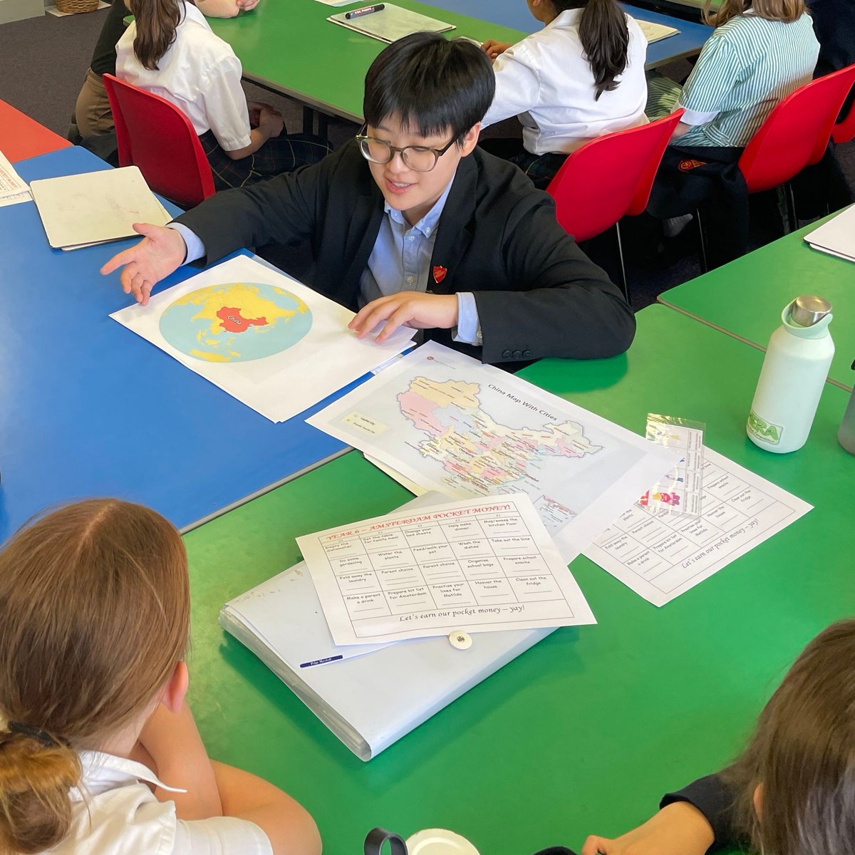 sfc_boarding's tweet photo. A massive well done to three of our fantastic boarders who delivered a brilliant group lesson to a Year 6 class starting their topic on China.
Our students introduced where China is in the world, shared famous landmarks and cities, taught key Chinese phrases, and calligraphy. https://t.co/21h35BF7BC