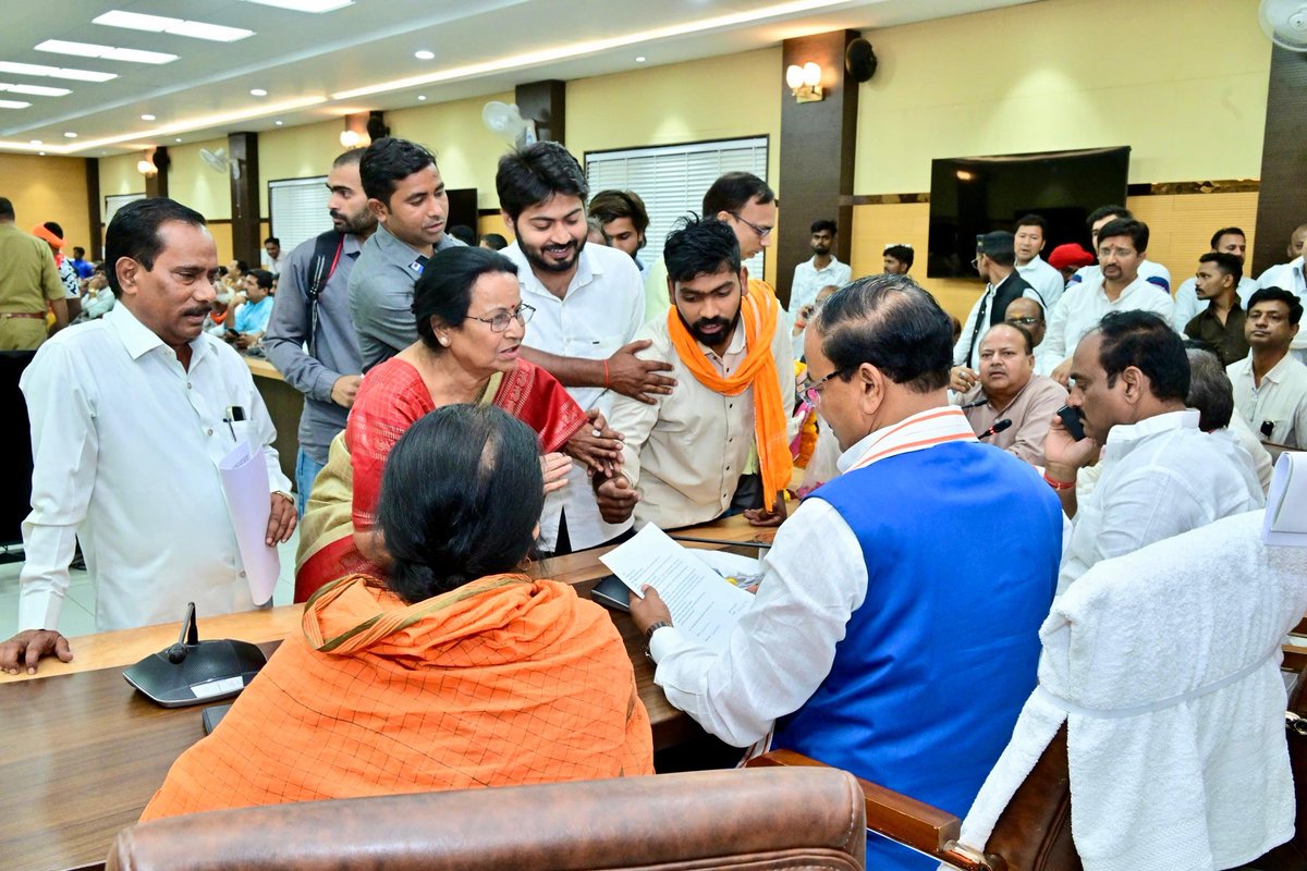 सर्किट हाउस, प्रयागराज में मा. जनप्रतिनिधिगण, सम्मानित पार्टी पदाधिकारीगण एवं देवतुल्य कार्यकर्ताओं के साथ बैठक कर स्थानीय लोगों की समस्याओं को सुना तथा उनके समाधान हेतु संबंधित अधिकारियों को दिशा-निर्देश दिए।

इस अवसर पर भाजपा महानगर अध्यक्ष श्री संजय गुप्ता जी, भाजपा