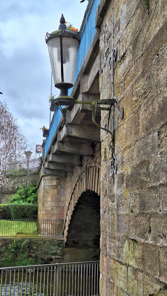 kampager's tweet image. A big old light fitting on this bridge over the River Eden in Cupar, #Fife, #Scotland