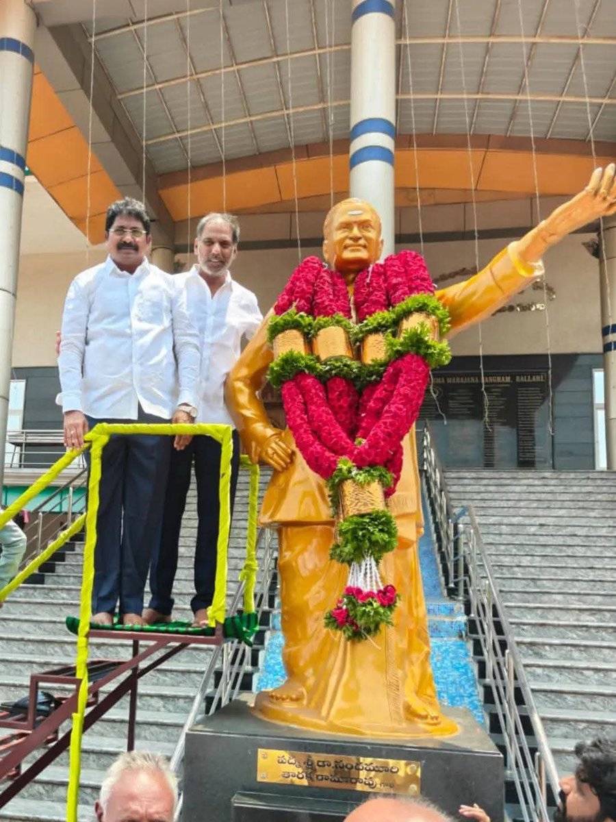 mana_Prakasam's tweet image. బళ్లారిలో పర్యటించిన ఏపీ విద్యుత్ శాఖ మంత్రి గొట్టిపాటి రవికుమార్ గారు ,గిద్దలూరు ఎమ్మెల్యే అశోక్ రెడ్డి గారు..

ఎన్టీఆర్ విగ్రహానికి నివాళులర్పించి, అనంతరం కమ్మ సంఘం అన్న క్యాంటీన్‌లో పేదలకు భోజనం వడ్డించారు.
​
#MuthumulaAshok #TDP #ServiceAboveSelf #NTR #Ballari