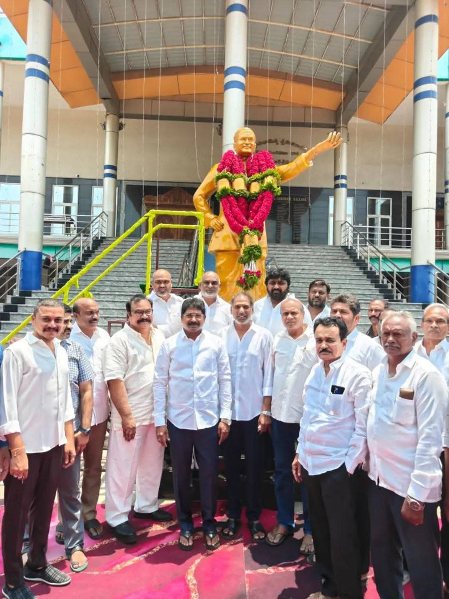 mana_Prakasam's tweet image. బళ్లారిలో పర్యటించిన ఏపీ విద్యుత్ శాఖ మంత్రి గొట్టిపాటి రవికుమార్ గారు ,గిద్దలూరు ఎమ్మెల్యే అశోక్ రెడ్డి గారు..

ఎన్టీఆర్ విగ్రహానికి నివాళులర్పించి, అనంతరం కమ్మ సంఘం అన్న క్యాంటీన్‌లో పేదలకు భోజనం వడ్డించారు.
​
#MuthumulaAshok #TDP #ServiceAboveSelf #NTR #Ballari