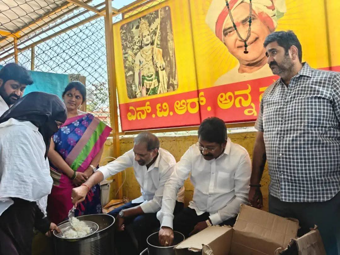 mana_Prakasam's tweet image. బళ్లారిలో పర్యటించిన ఏపీ విద్యుత్ శాఖ మంత్రి గొట్టిపాటి రవికుమార్ గారు ,గిద్దలూరు ఎమ్మెల్యే అశోక్ రెడ్డి గారు..

ఎన్టీఆర్ విగ్రహానికి నివాళులర్పించి, అనంతరం కమ్మ సంఘం అన్న క్యాంటీన్‌లో పేదలకు భోజనం వడ్డించారు.
​
#MuthumulaAshok #TDP #ServiceAboveSelf #NTR #Ballari