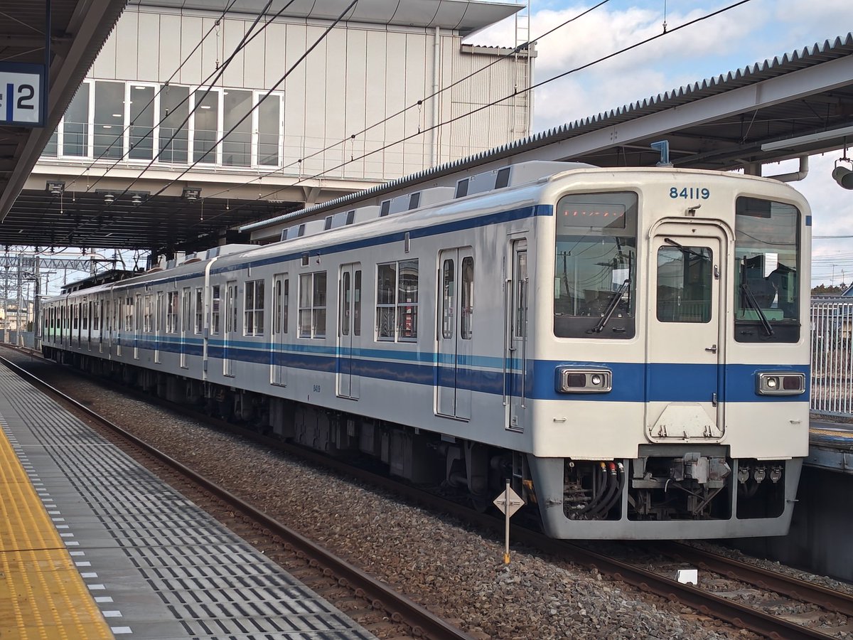 YFライナー tweet media