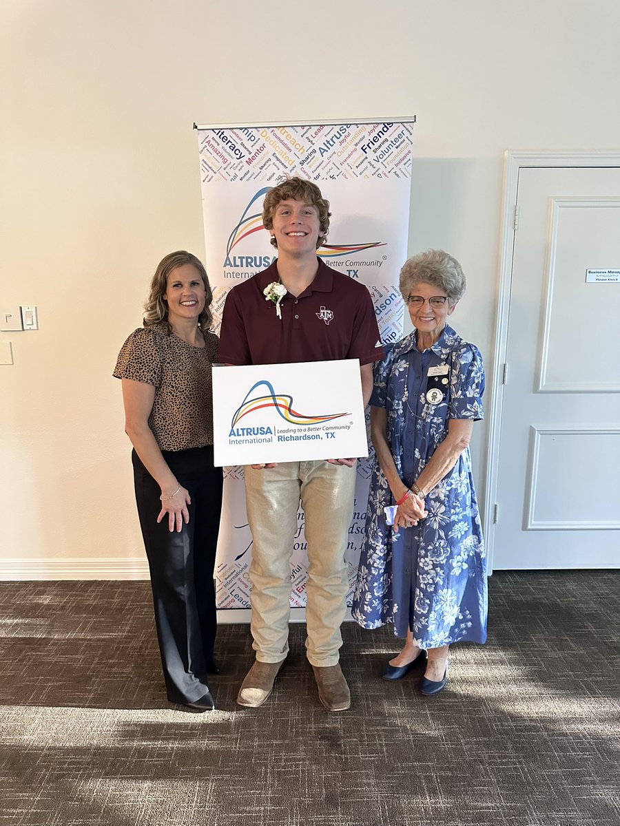 TheCoachFuller's tweet photo. Congratulations to these two @LakeHighlandsHS seniors! They were chosen among 160 applicants to receive this year’s @AltrusaRichTX Scholarship! So thankful for the amazing women of Altrusa & all of their continued support in @RichardsonISD! #risddreambig #risdmoves #risdgreatness https://t.co/wgBPJc5hxa