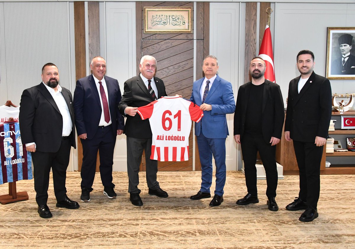 TrabzonEmniyet's tweet photo. Şampiyon olarak 2. Lig’e yükselen Sebat Gençlik Spor Kulübünün Başkanı Sayın Atalay Armutçu ve Yönetim Kurulu Üyeleri, İl Emniyet Müdürümüz Sayın Ali Loğoğlu'nu makamında ziyaret ettiler..👇🏻 https://t.co/CvMvCYYE48