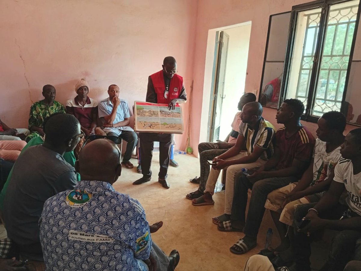 CICR_Mali's tweet photo. #Badiangara - #Koro :
Le @CICR_Mali avec le soutien de la @CroixRougeMali, a sensibilisé 439 transporteurs routiers, conducteurs de tricycle, femmes foraines &amp; des déplacés, sur les risques des Engins Explosifs
👉Objectif : faire adopter des comportements plus sûrs. https://t.co/YY3lqP4AZ4