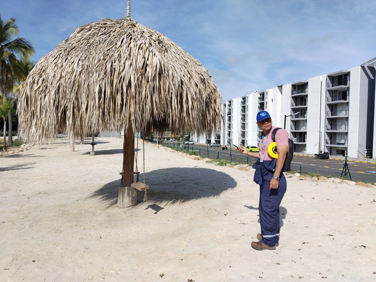 Alfred_Balle's tweet photo. En la @CAR_Cundi detuvimos la construcción de una playa artificial en zona protegida de una laguna en Ricaurte.

Evidenciamos que la intervención ocupaba más de 1.300 m² dentro de la ronda hídrica e incluía kioscos, parque infantil, palmeras y cerramiento a pocos metros del agua.

Esto fue lo que hicimos: 
Ordenamos frenar las obras
Iniciamos proceso sancionatorio

Las rondas hídricas existen para proteger el agua, la biodiversidad y prevenir riesgos.