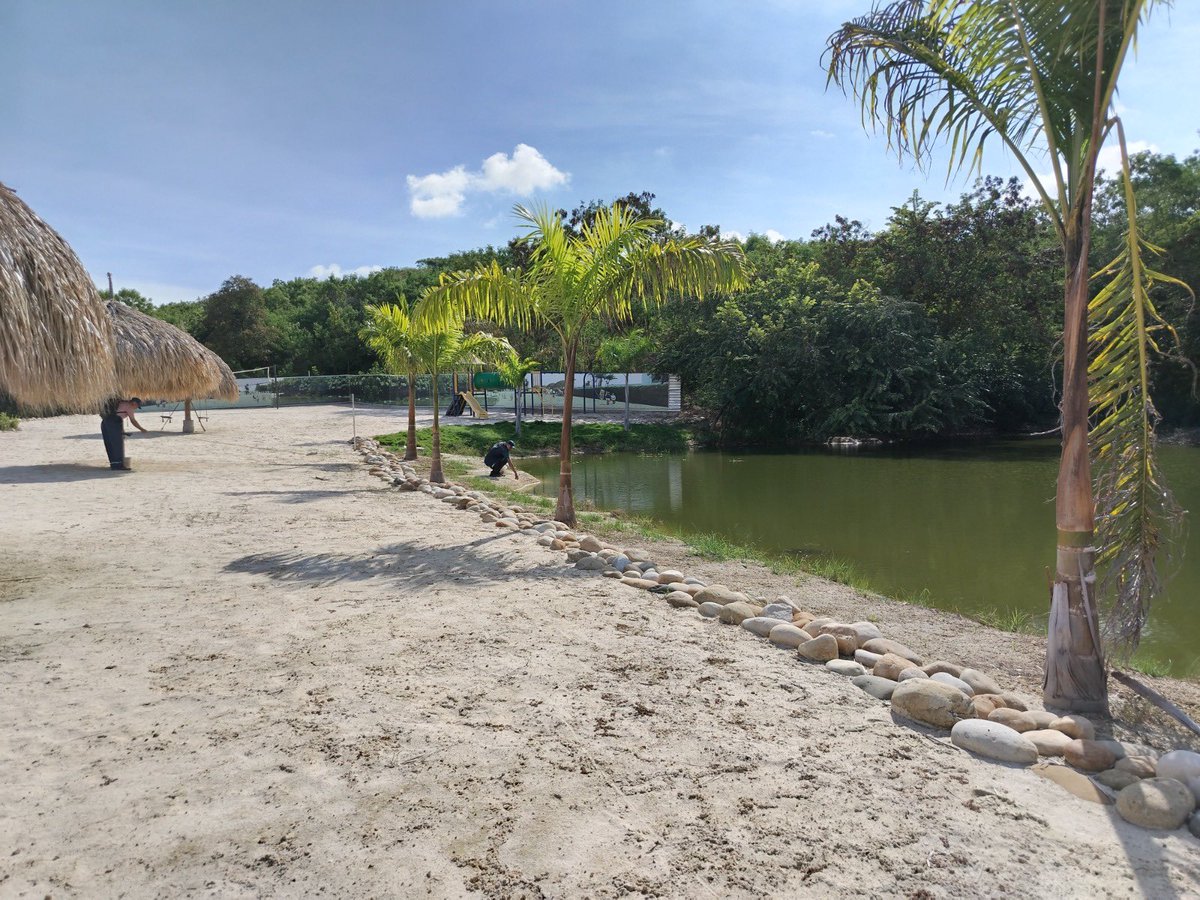 Alfred_Balle's tweet photo. En la @CAR_Cundi detuvimos la construcción de una playa artificial en zona protegida de una laguna en Ricaurte.

Evidenciamos que la intervención ocupaba más de 1.300 m² dentro de la ronda hídrica e incluía kioscos, parque infantil, palmeras y cerramiento a pocos metros del agua.

Esto fue lo que hicimos: 
Ordenamos frenar las obras
Iniciamos proceso sancionatorio

Las rondas hídricas existen para proteger el agua, la biodiversidad y prevenir riesgos.
