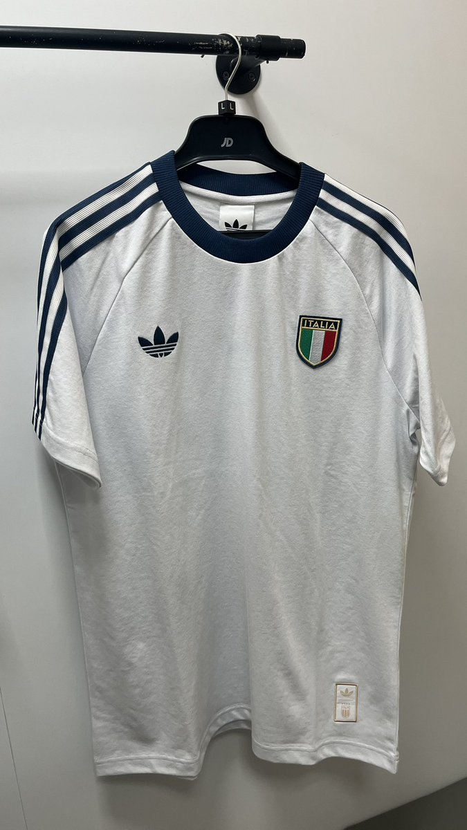 manbun__'s tweet photo. @Jerseyforum terlalu keren untuk negara yg gak ikut pildun. Design jersey dan retro shirtnya ajib 👍🏻 https://t.co/Uc5KUDWSCP