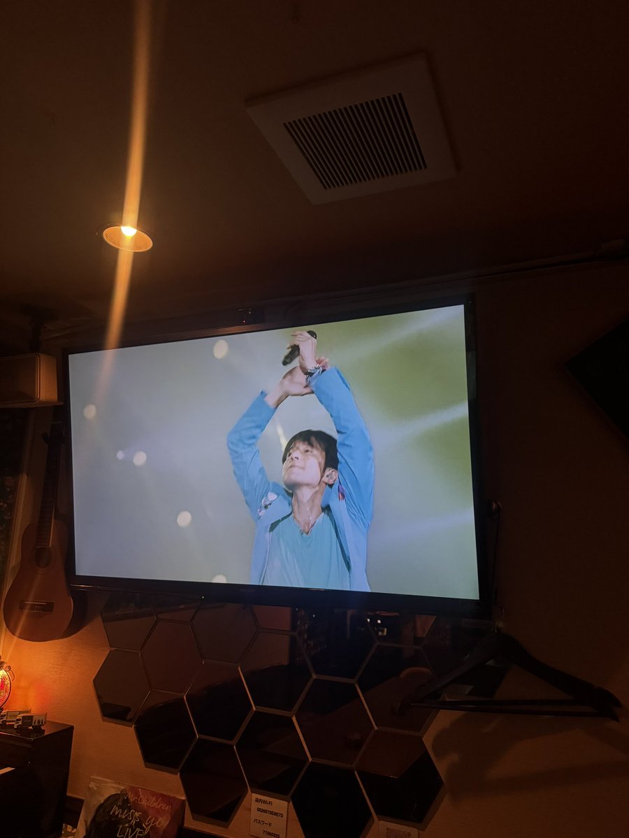 『bar Peace』本日もオープンしました♪

instagram.com/takashikusumot…

#心斎橋 #一人飲み  #カクテル #バー #cocktail #ミナミ #カラオケ #ミスチル #カラオケバー ＃桜井和寿 #barpeace #大阪 #ミスチルバー
#難波　#mrchildren