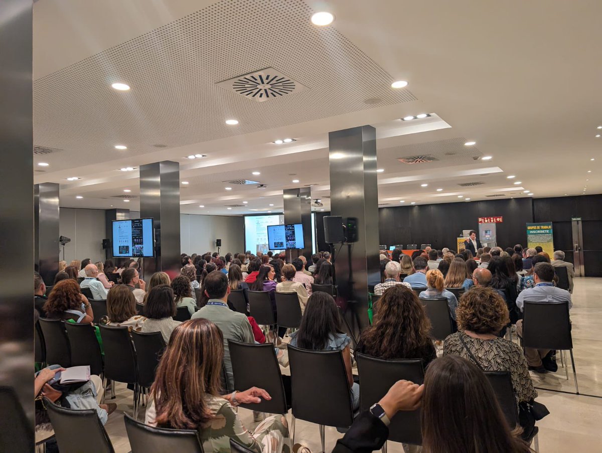 SEMERGENAndaluz's tweet photo. Charla inaugural❤️🏋🏻‍♀️

Lleno hasta la bandera, +250 asistentes a la conferencia del Dr. Aurelio Rojas sobre el RCV en la era de las redes 📲🖥️💻

Repaso a la influencia del sedentarismo, sobreuso de RRSS y otros problemas actuales que aumentan nuestro riesgo CV 🔝🚀 https://t.co/LCrPG4Nyh1