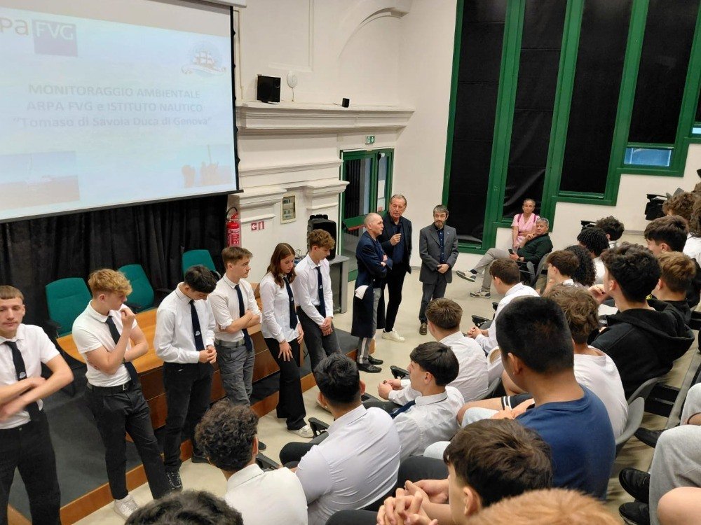 F_Scoccimarro's tweet image. Incontro con i ragazzi del Nautico di #Trieste alla mostra #Scart che hanno presentato le attività di educazione ambientale svolte con il coordinamento di #ArpaFVG: giovani ambasciatori che trasformano i rifiuti in valore e bellezza.