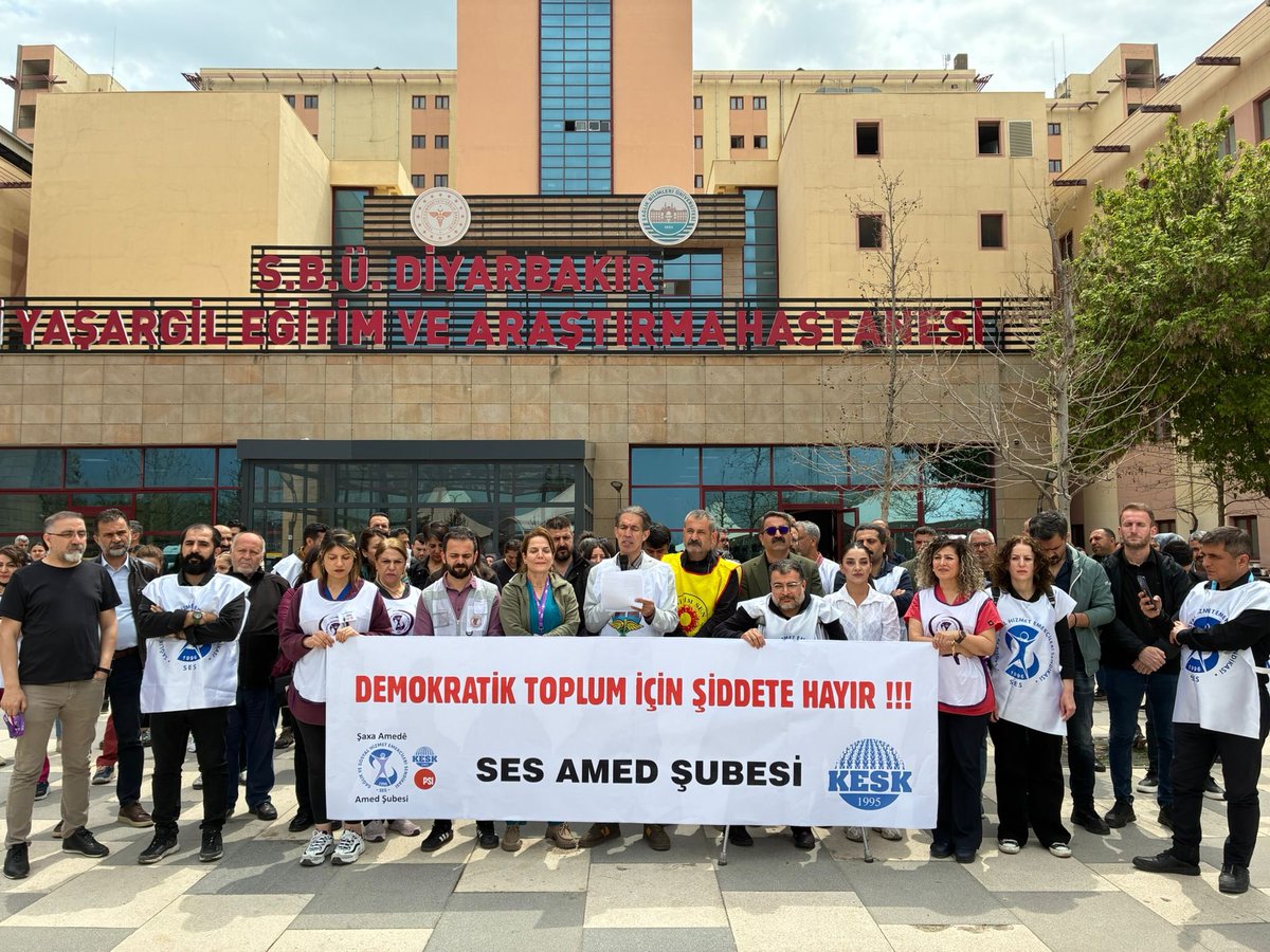 sesamed21's tweet photo. 17 Nisan Sağlıkta Şiddetle Mücadele Günü vesilesiyle, Gazi Yaşargil Eğitim ve Araştırma Hastanesi önünde basın açıklamamızı gerçekleştirdik.
Son dönemde yalnızca sağlık alanında değil; okullarda ve toplumun her kesiminde artan şiddetin giderek daha fazla can yakmasını kabul etmiyoruz.
Şiddeti besleyen politikalar yerine; eşitlikçi, özgürlükçü ve demokratik bir toplumun inşa edilmesi gerektiğini vurguluyoruz. Güvenlikçi yaklaşımların çözüm olmadığını, kalıcı çözümün toplumsal barış ve adaletten geçtiğini bir kez daha ifade ediyoruz.
Şiddetsiz bir yaşam mümkün, birlikte inşa edeceğiz.