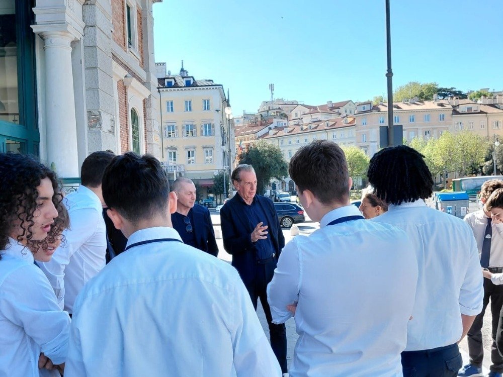 F_Scoccimarro's tweet image. Incontro con i ragazzi del Nautico di #Trieste alla mostra #Scart che hanno presentato le attività di educazione ambientale svolte con il coordinamento di #ArpaFVG: giovani ambasciatori che trasformano i rifiuti in valore e bellezza.