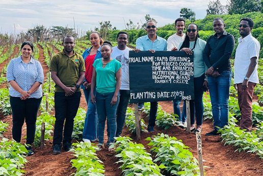 _PABRA's tweet image. Science for the people!

At #AustraliaDay, hosted by HE @jennydarin &amp;amp; @Austrade, @JcRubyogo flagged Rapid Cooking #Beans🫘 by @ACIARAustralia with @UWAresearch, cutting cooking time, fuel &amp;amp; boosting nutrition in East Africa. Da Rin saw it as an example of science improving lives.