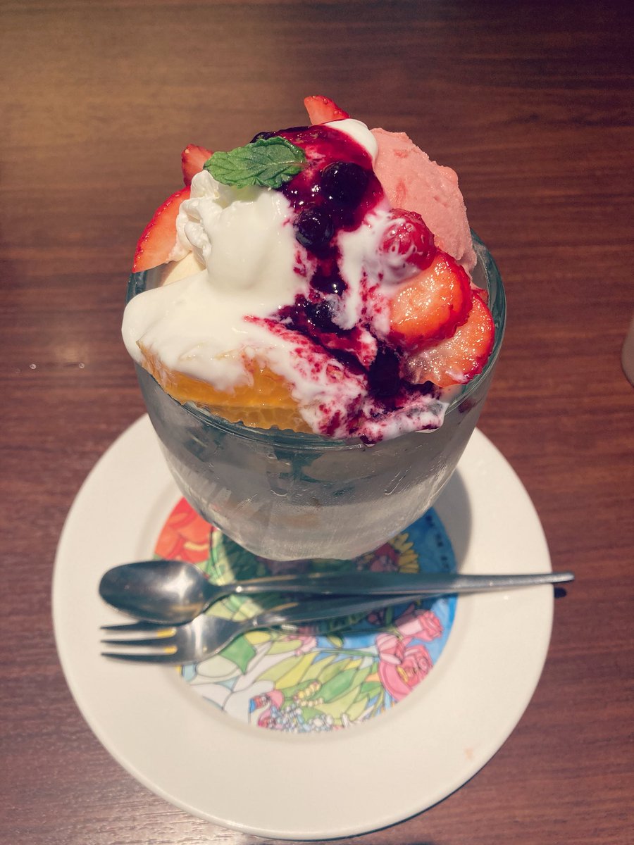 ロイヤルホストの苺と不知火のヨーグルトジャーマニー、むちゃくちゃ美味しい。今の気候にぴったり、体が求めてる味だった。